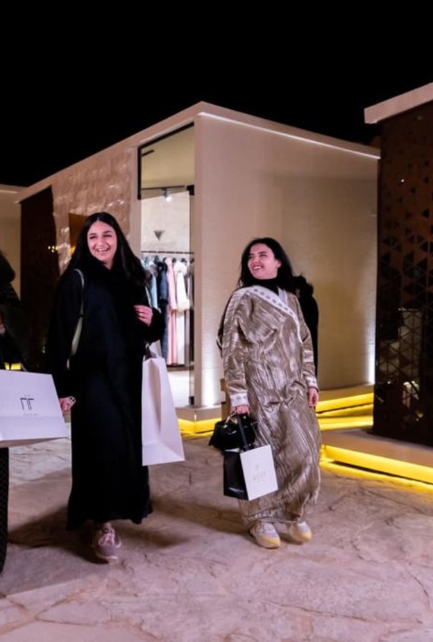 أبرز 5 مصممين ومصممات يظهرن أناقة الأزياء الشتوية السعودية لزوار منطقة "العاذرية"