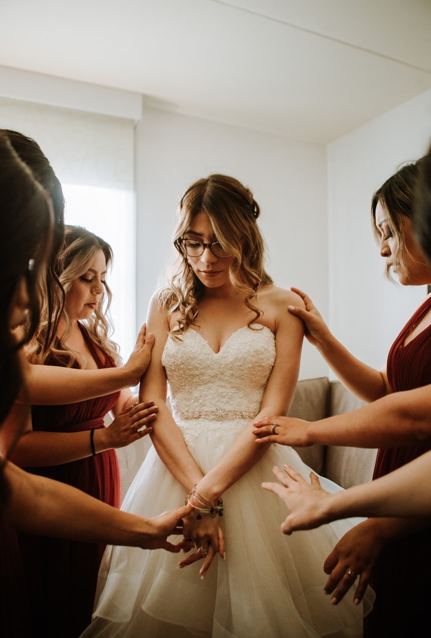 العروس سخرت من وصيفة الشرف وطفلها حديث الولادة