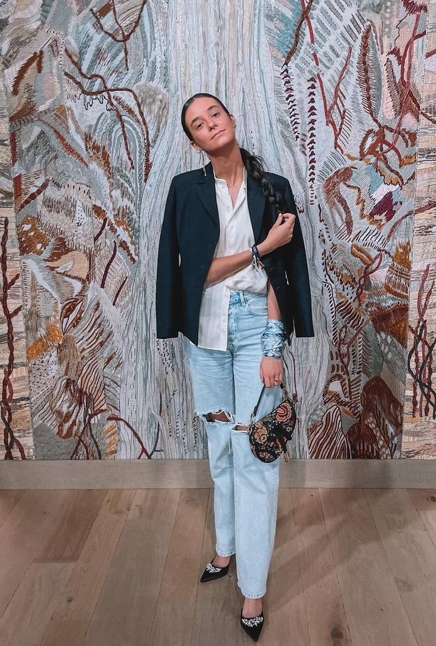 بدت أنيقة وعصرية من خلال تنسيق البنطلون الدنيم الممزّق مع القميص والبليزر الأسود