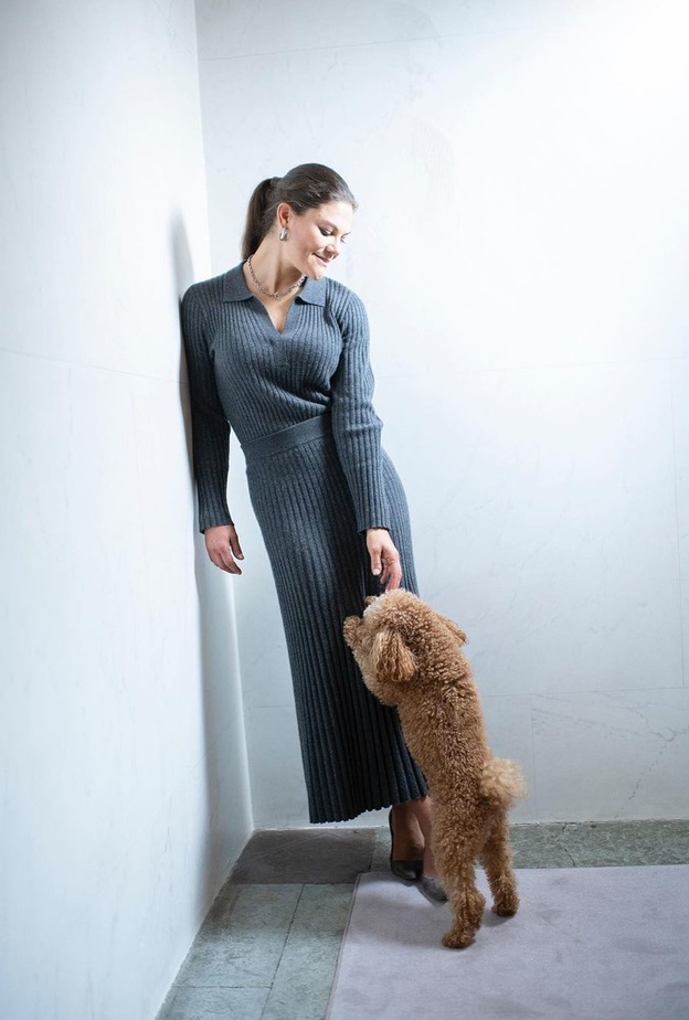 تألقت بطقم رمادي اللون من الكشمير وبصيحة المونوكروم