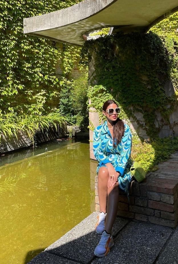 تألقت درة بالفستان الميدي المزيّن بالنقشات بدرجات اللون الأزرق مع الحذاء الرياضي الأبيض