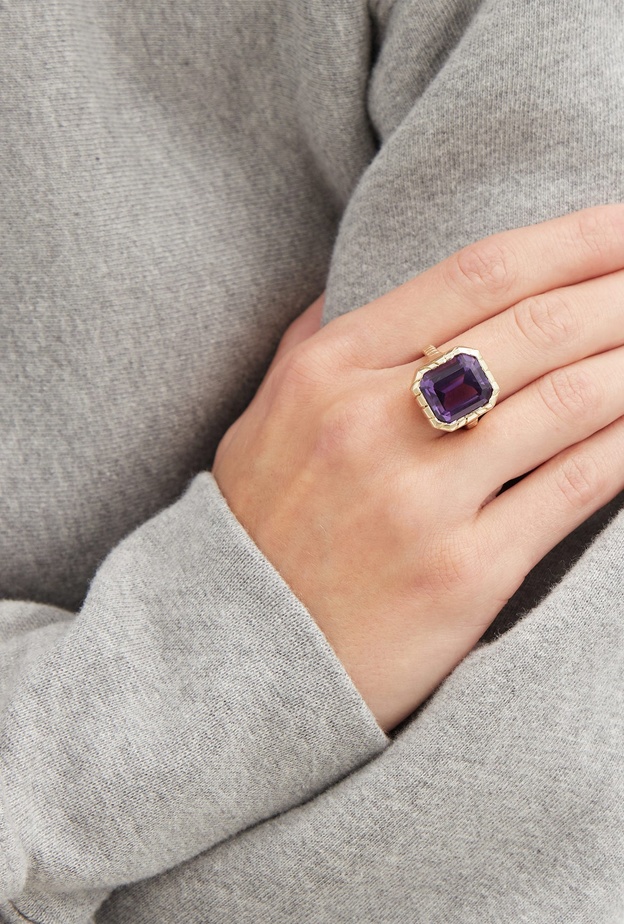 تألقي بمجوهرات من حجر الجمشت حجر مواليد فبراير