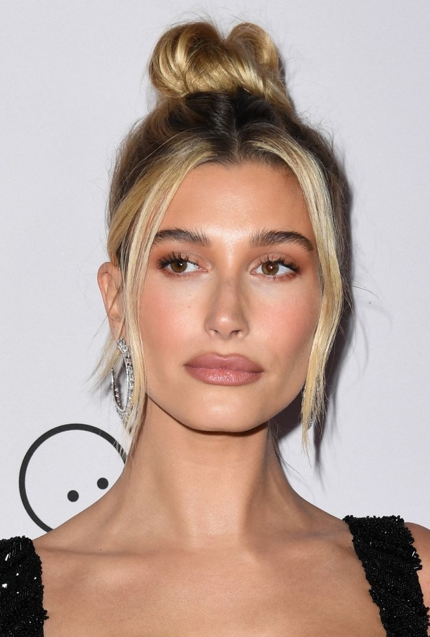 تسريحات شعر راقية مستوحاة من إطلالات هايلي بيبر