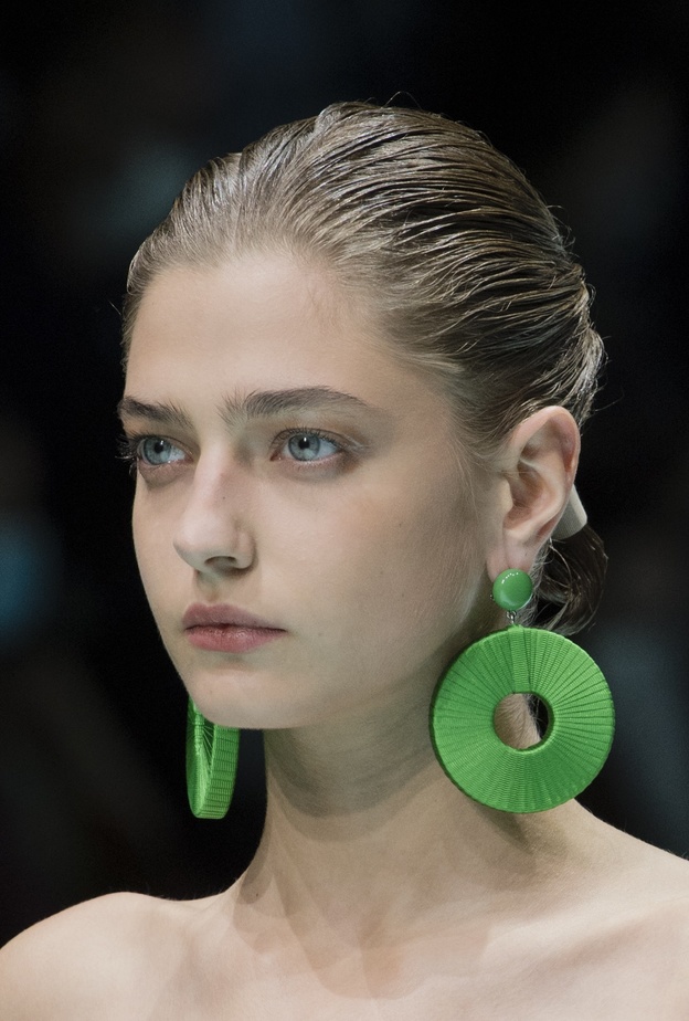 تطبيق صيحة الشعر المبلل مع الكعكة بأسلوب دار Emporio Armani