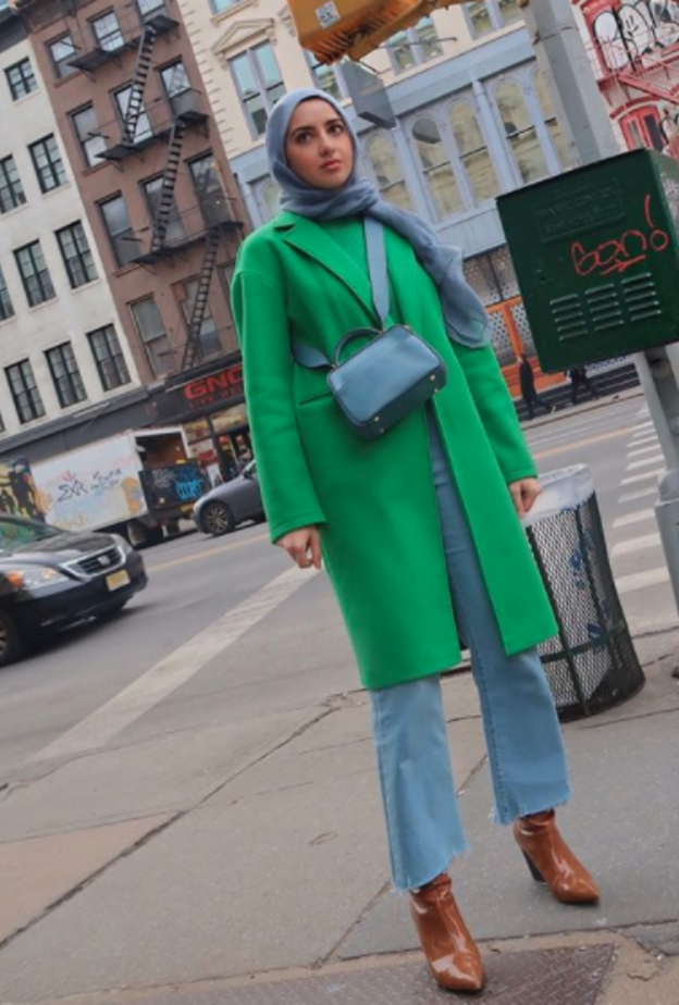 موديلات معاطف شتوية بألوان جريئة وأهم النصائح لتنسيقها مع الحجاب