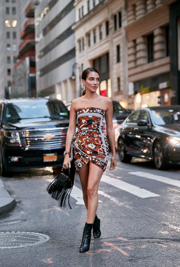 تُعتبر الفساتين الضيقة أو الـ Body-con خيارًا جيدًا