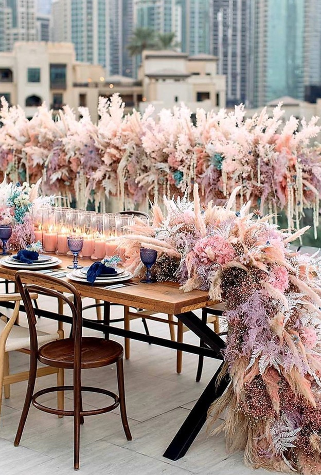 ثيمات زواج مبتكرة بصيحة الزهور المجففة من تنفيذ شركة Carousel