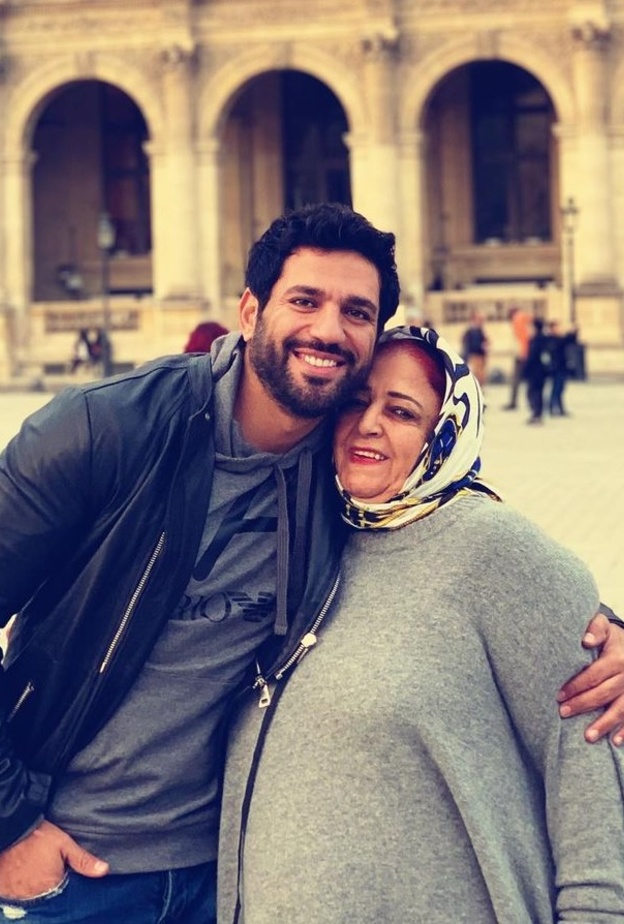 حسن الرداد مع والدته الراحلة