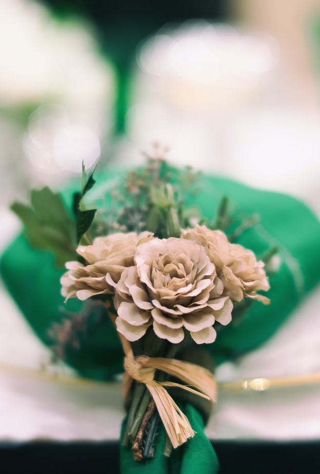 حلقة مناديل مائدة غير تقليدية مصنوعة من ورقة شجر طويلة