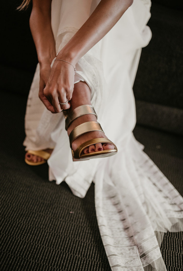 زوج من الصنادل الفضية الأنيقة ذات الكعب العريض