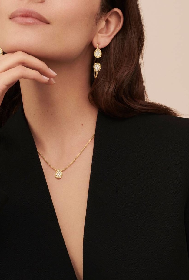 سلاسل ذهب رقيقة لأناقتك في نهار يناير