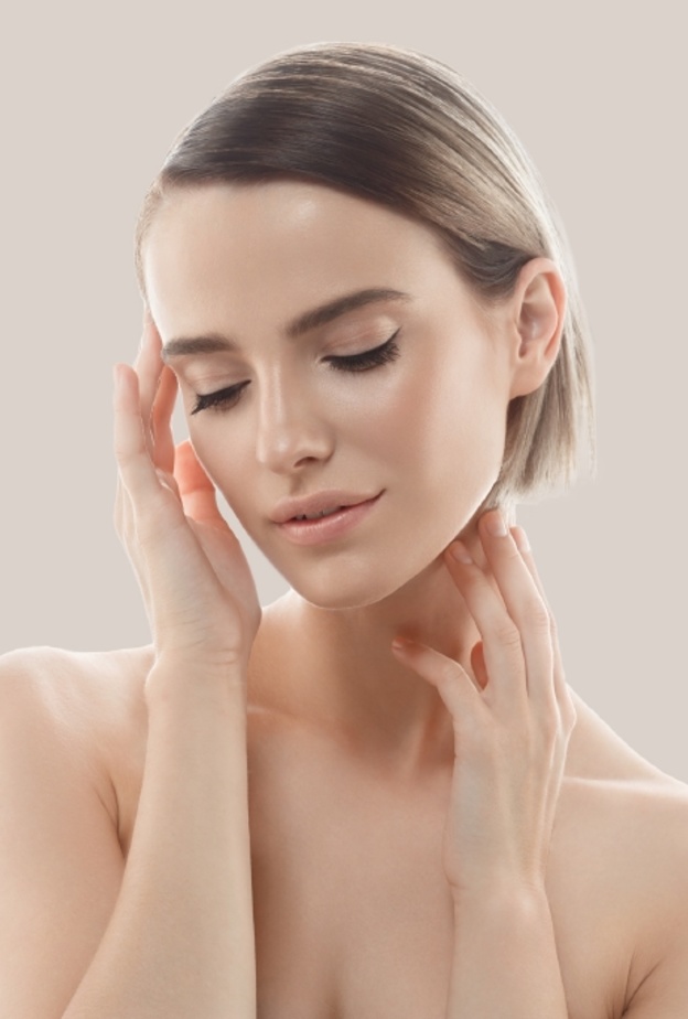  التقشير الكيميائي محلولاًيساعد على إزالة طبقات الجلد ويكشف عن جلد أكثر شباباً تحته