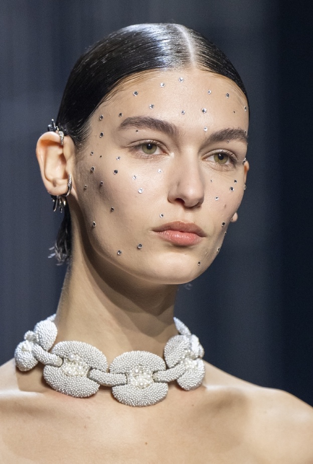 صيحات جمالية مع حبيبات الكريستال الفضية من دار Fendi