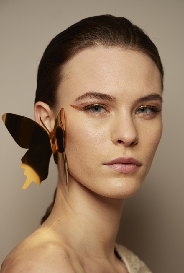 صيحات مكياج ربيع 2022 برونزية ومسحوبة الى الاعلى من وحي دار Alexis Mabille