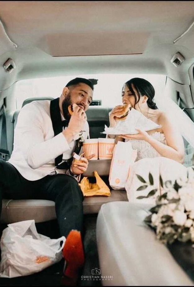 ضابط يتزوج صديقته في مطعم حيث كان موعدهما الأول