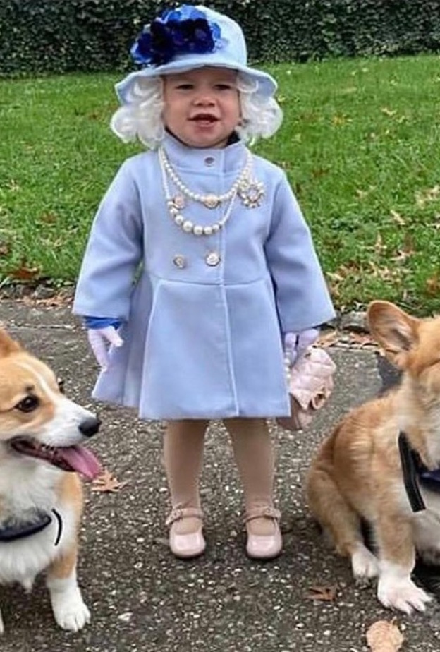 طفلة صغيرة تتنكر على شكل ملكة بريطانيا