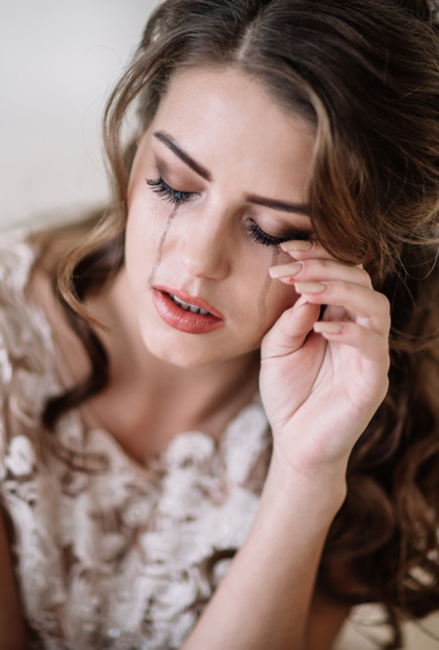 عريس يستبعد والدة عروسه من حضور الزفاف