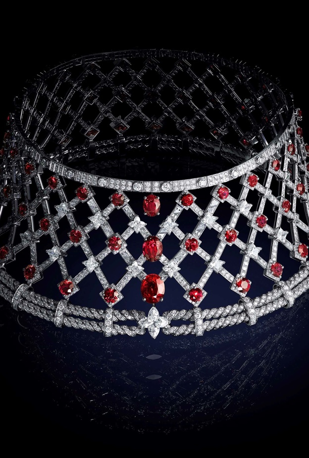 عقد من لويس فويتون  Louis Vuitton