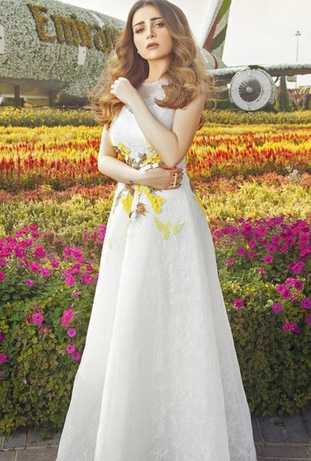 فساتين خطوبة باللون الابيض انستقرام@maiezzeldin