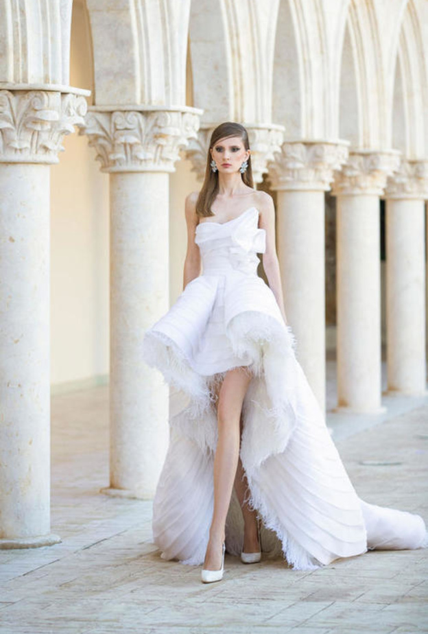 فساتين خطوبة من georgeshobeika يزينه الريش من الاسفل