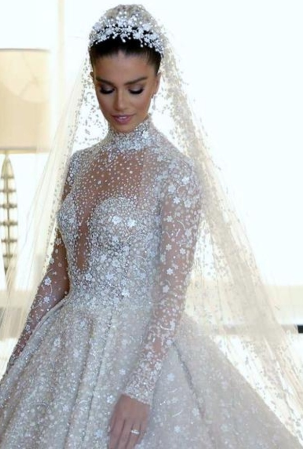 فساتين زفاف بأكمام طويلة مستوحاة من إطلالات النجمات