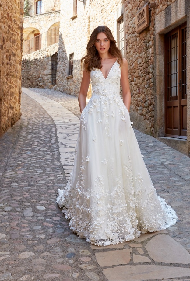 فساتين زفاف مع ياقة منخفضة@kellyfaetanini