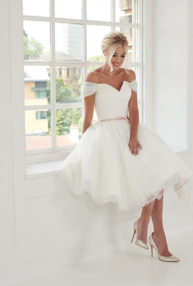 فستان زفاف أنيق على شكل حرف A مع ظهر فستان مفتوح