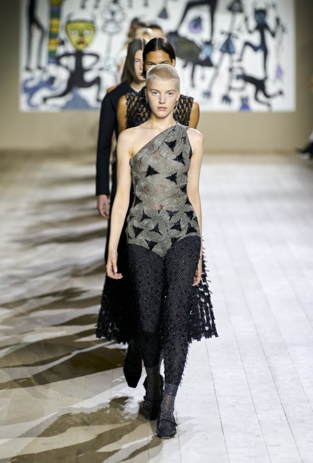 قالت Maria Grazia Chiuri ان الفكرة هي أنه يجب أن تكون قادرًا على ارتداء Dior في كل لحظة من اليوم