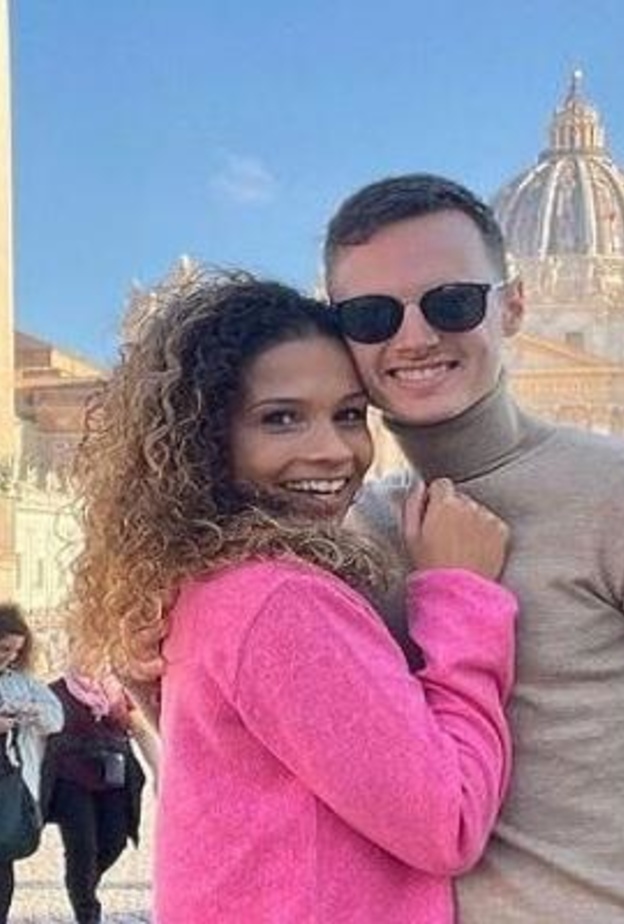 من طرائف الملاعب.. الحب من أول كرت أحمر