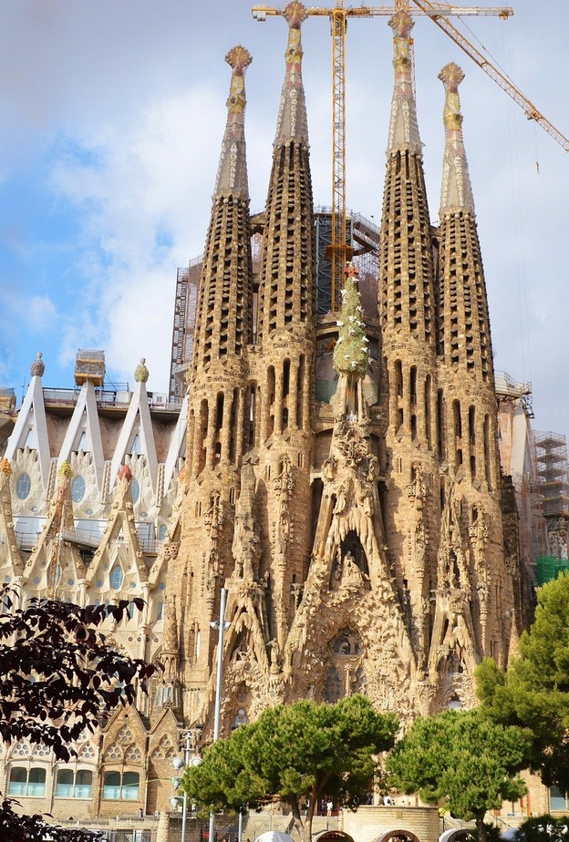 كارتدرائية ساغرادا فاميليا من أهم أماكن السياحة في برشلونة بواسطة gustavoboulhosa
