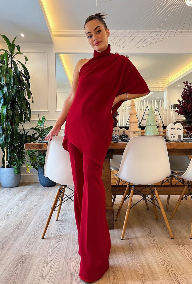 كارن وازن بالجمبسوت العصري والأنيق من تصميم إيلي صعب والذي تميّز بقصة الياقة الـasymmetric