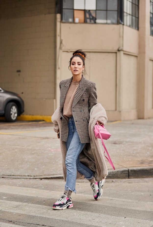 تنسيق بنطلون الجينز الأزرق لمختلف المناسبات هذا الموسم