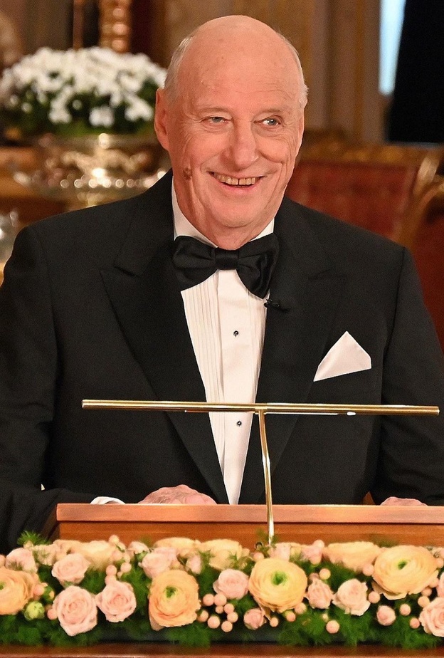 ملك النرويج يدعو للمبادرة بتقديم العون والمساعدة لمن يحتاجون إليها