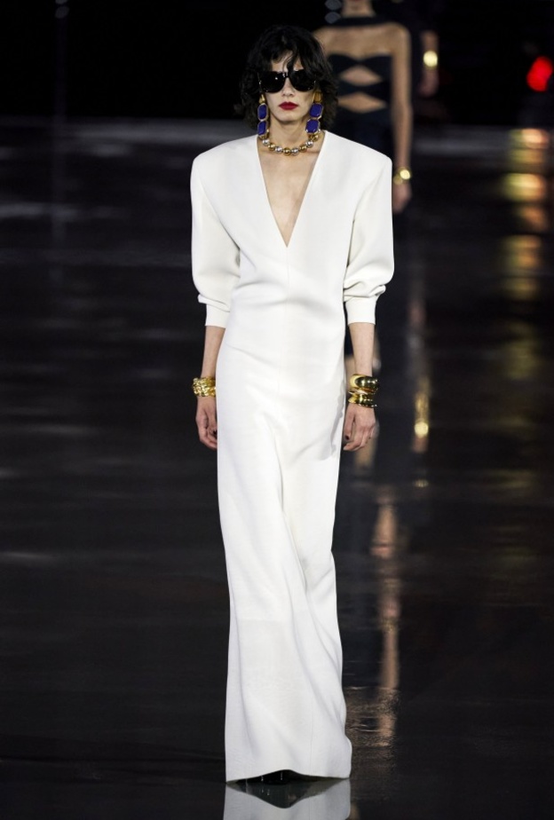 من مجموعة Saint Laurent لربيع وصيف 2022 وقد تميّز بقصة الـV neck