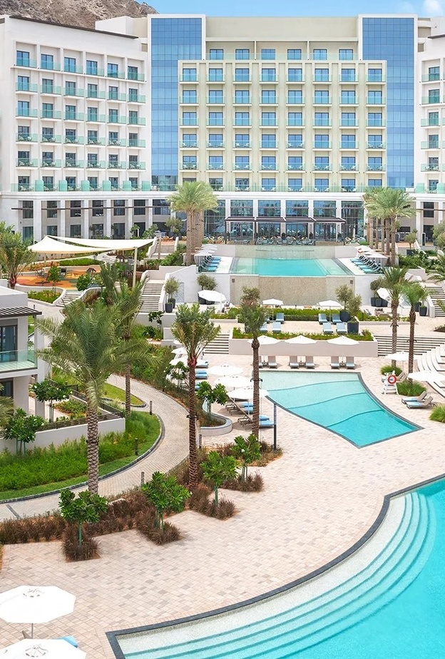 منتجع شاطئ الفجيرة.. ملاذ مثالي لعشاق المغامرة في أحضان البحر والجبال