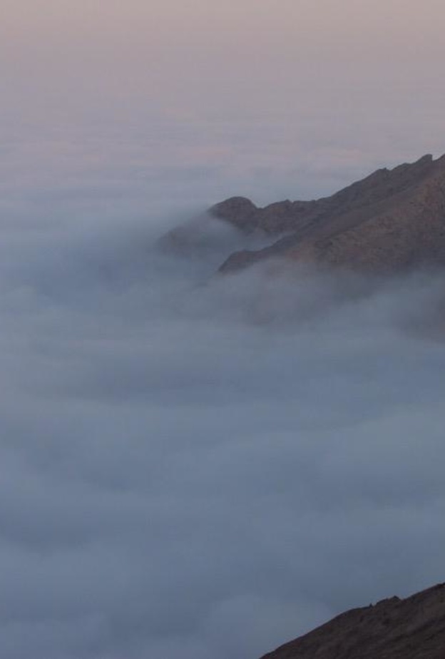 منظر ساحر من فوق قمة جبل الفاية - المصدر @mzinelsawari