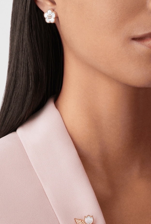 موديلات أقراط ذهب رقيقة لأناقتك في العمل