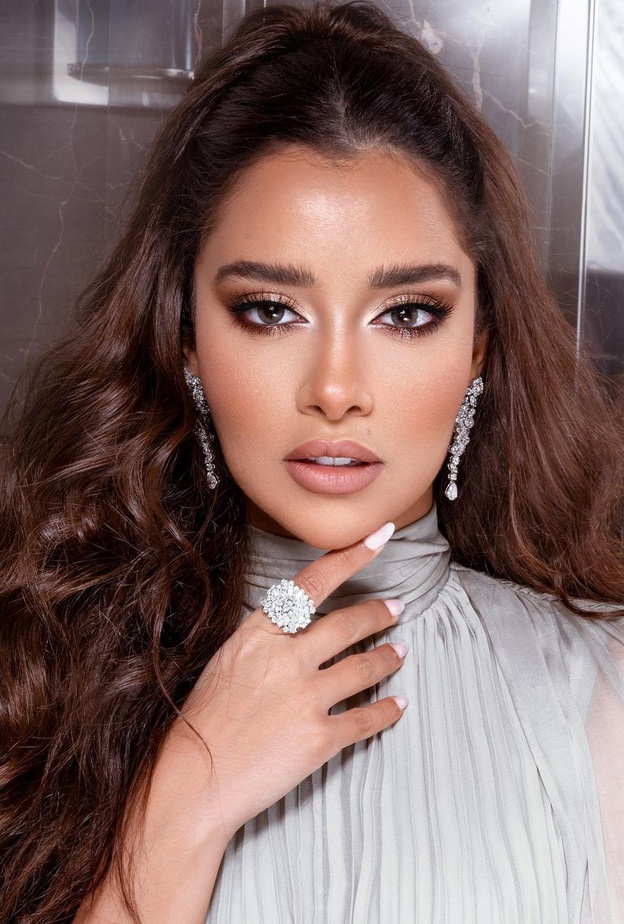 موديلات اقراط طويلة من وحي بلقيس فتحي من دار Nsouli Jewelry