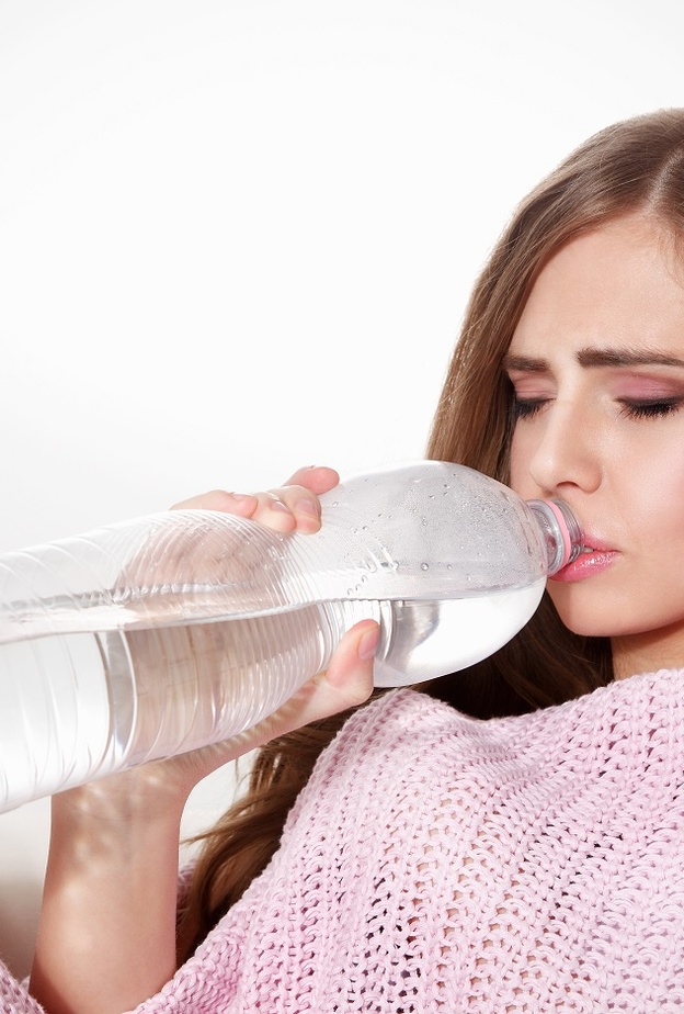 هل شرب الماء بعد الولادة القيصرية يضر بصحة الأم