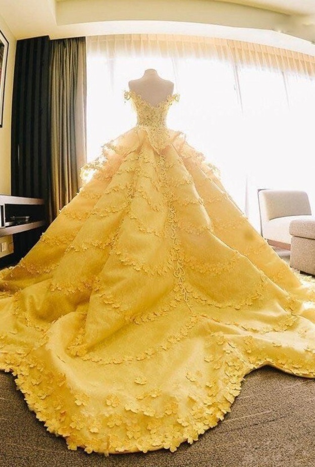 عروس تثير الجدل بظهورها بفستان زفاف أصفر ضخم