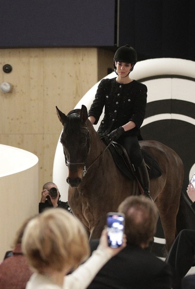شارلوت كاسيراغي تظهر على حصان في عرض أزياء شانيل Chanel
