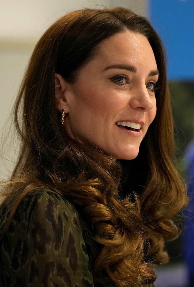 إطلالات كيت ميدلتون الجمالية برسمات الآيلانير وتسريحات الشعر الويفي