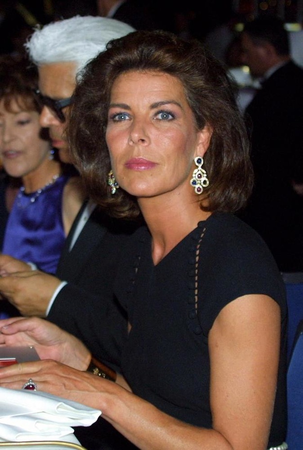 الأميرة كارولين تتألق بالأقراط المرصعة بالأحجار الكريمة من مجموعة مجوهراتها