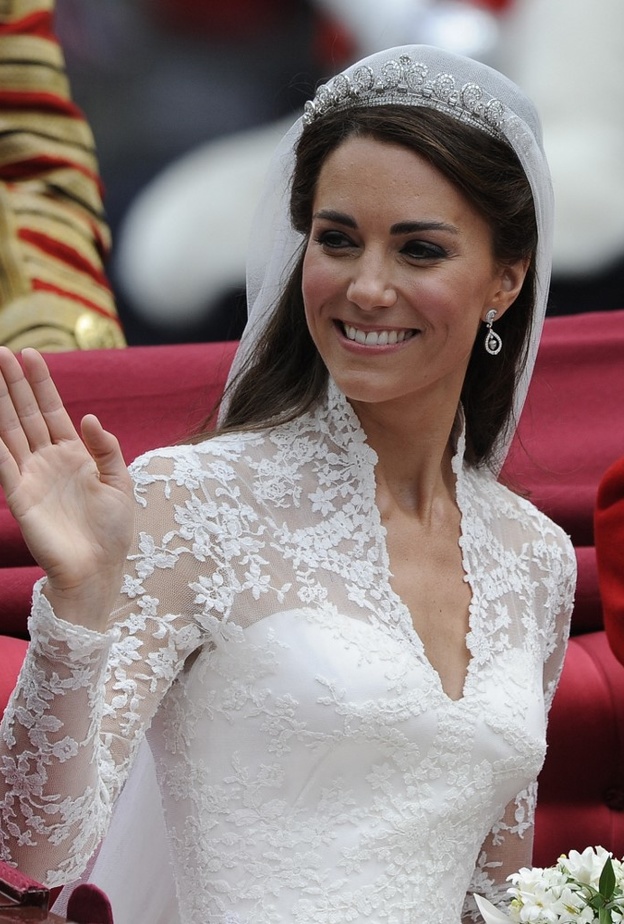 كيت ميدلتون تكسر البروتوكول الملكي في حفل زفافها