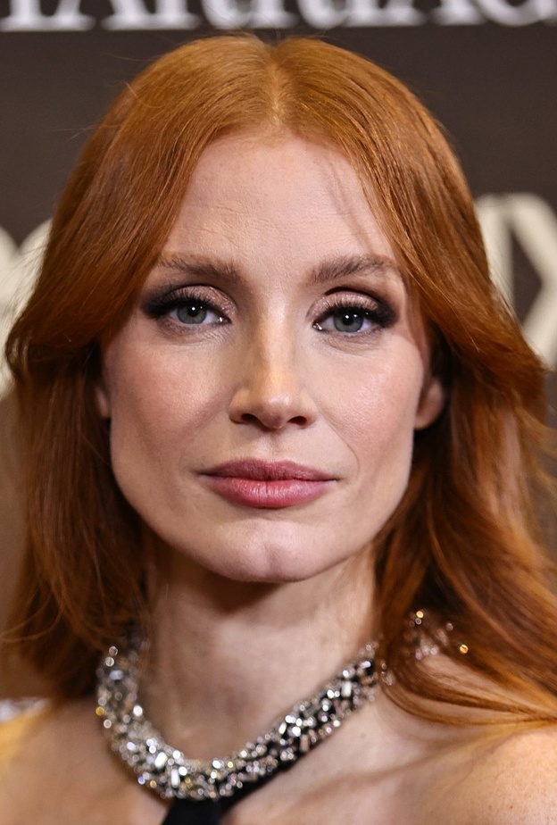 إطلالات مكياج عصري لصاحبات الشعر الأحمر من وحي جيسيكا شاستاين