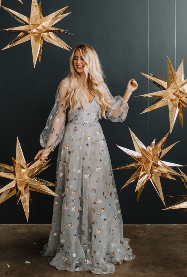 أفكار رائعة لإطلالات العروس باللون الرمادي