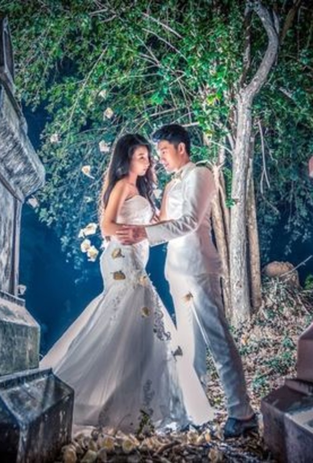 عريس وعروس يثيران الجدل بجلسة تصوير غريبة احتفالا بخطبتهما