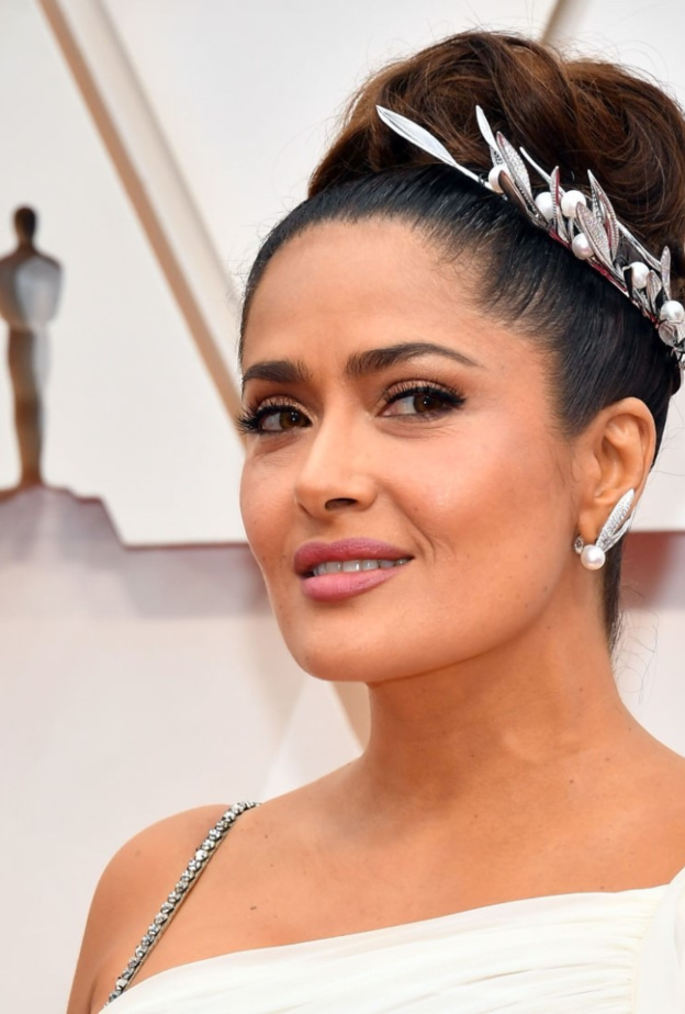 رسمات مكياج سلمى حايك مع الايلاينر الاسود الرفيع