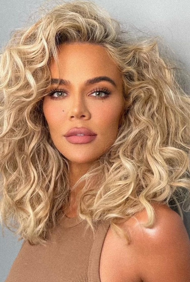  تسريحات شعر كلوي كارداشيان ويفي ومبعثرة مع التدرجات الشقراء