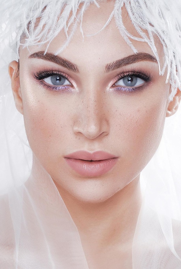 اختيار لون ظلال عيون زهري أو فاتح للعيون - الصورة من حساب خبير التجميل بسام فتوح على انستغرام الغارقة داخل الوجه